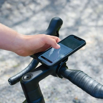 Cykelstyre med SP Connect-mobilhållare och smartphone i användning.