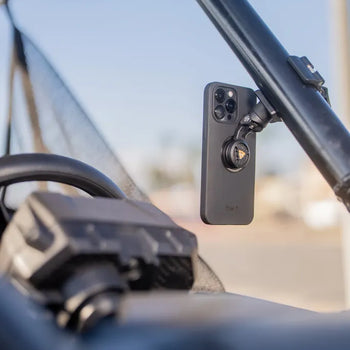 SP Connect Roll Cage Mount monterad i offroadfordon med smartphone.