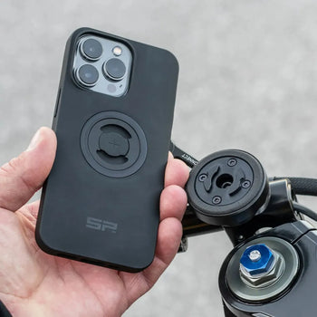 SP-Connect mobilhållare monterad på motorcykel, med kompatibelt mobilskal.